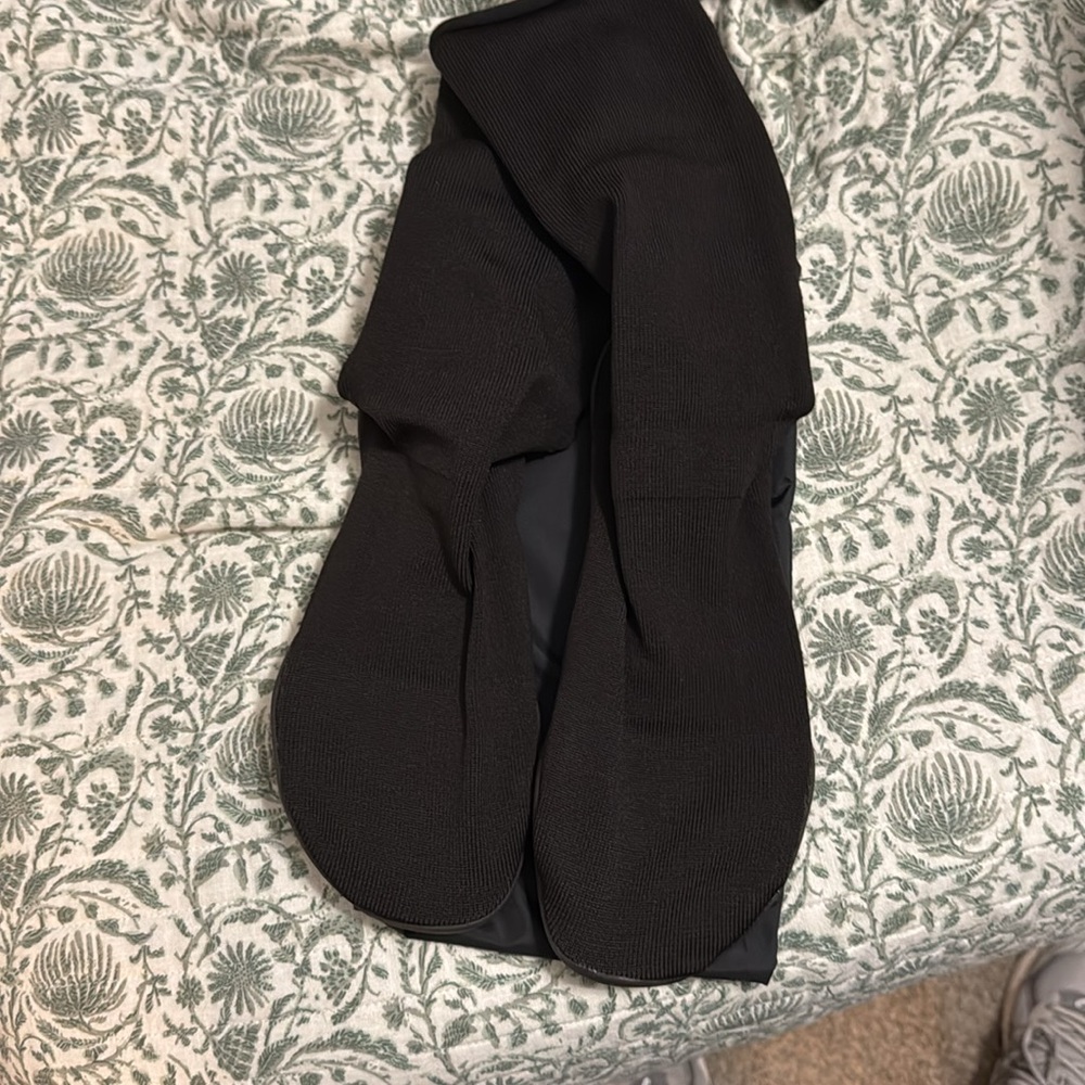Yeezy Pods Size 2 (9-11) Tried on - Picture 2 of 4